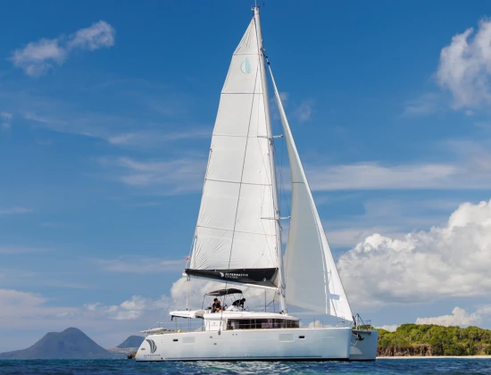 Catamaran sous voiles près d’une île