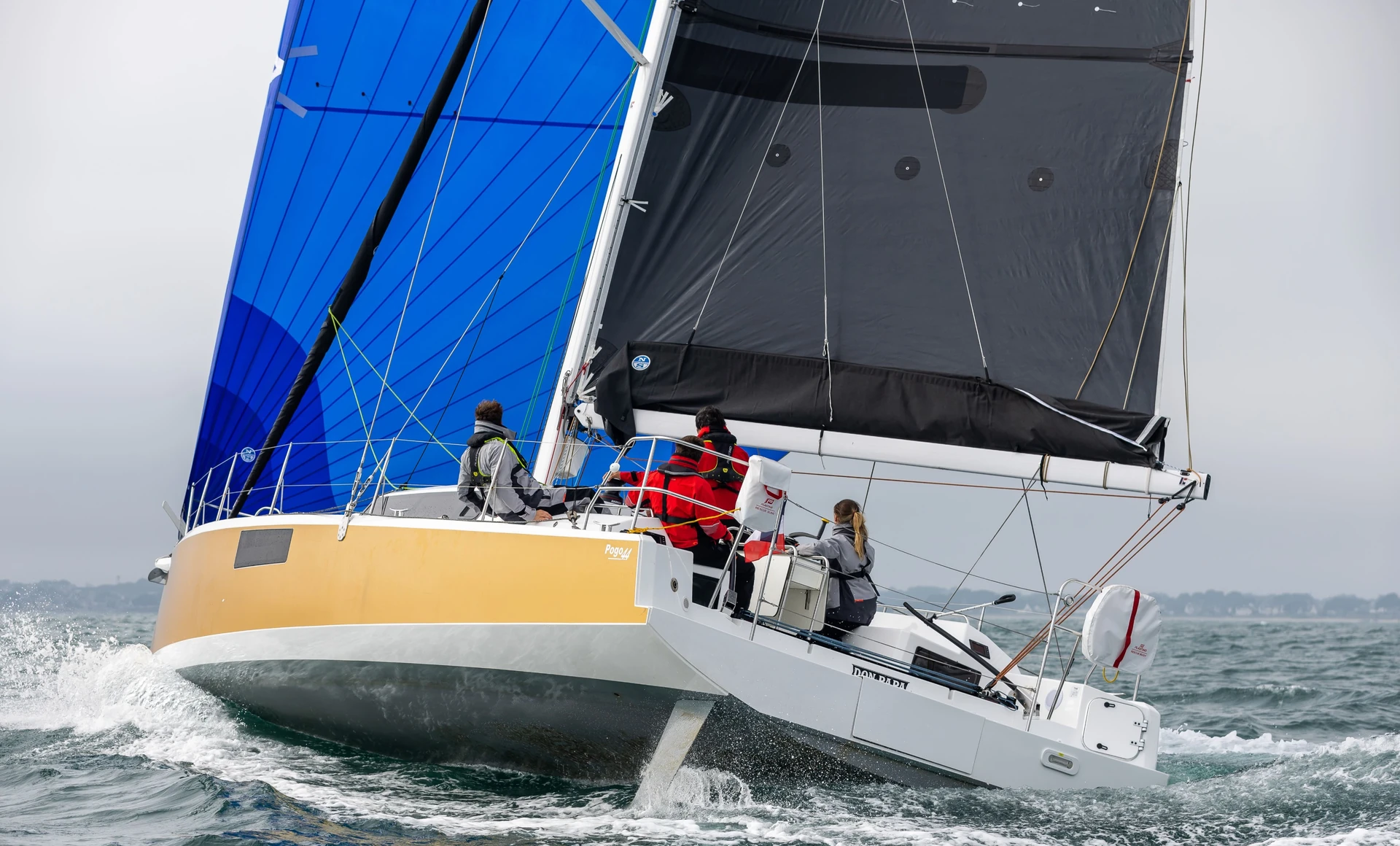 Voilier de course en navigation avec son équipage