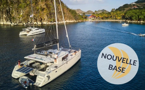 Nouvelle base : catamaran au mouillage près d’une côte