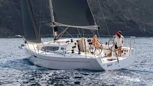 Voilier en navigation avec un équipage dans le cockpit