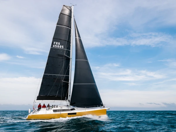 Voilier sous voiles avec un équipage en navigation
