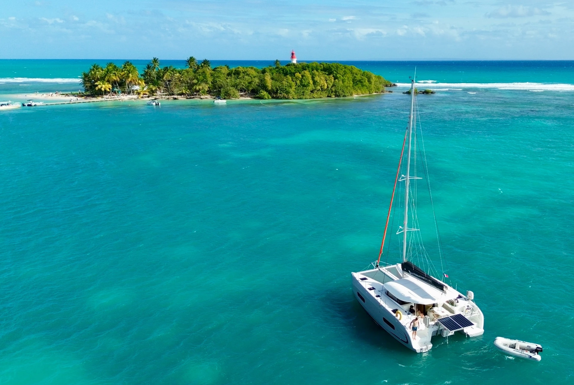 Catamaran au mouillage dans un lagon aux eaux turquoise