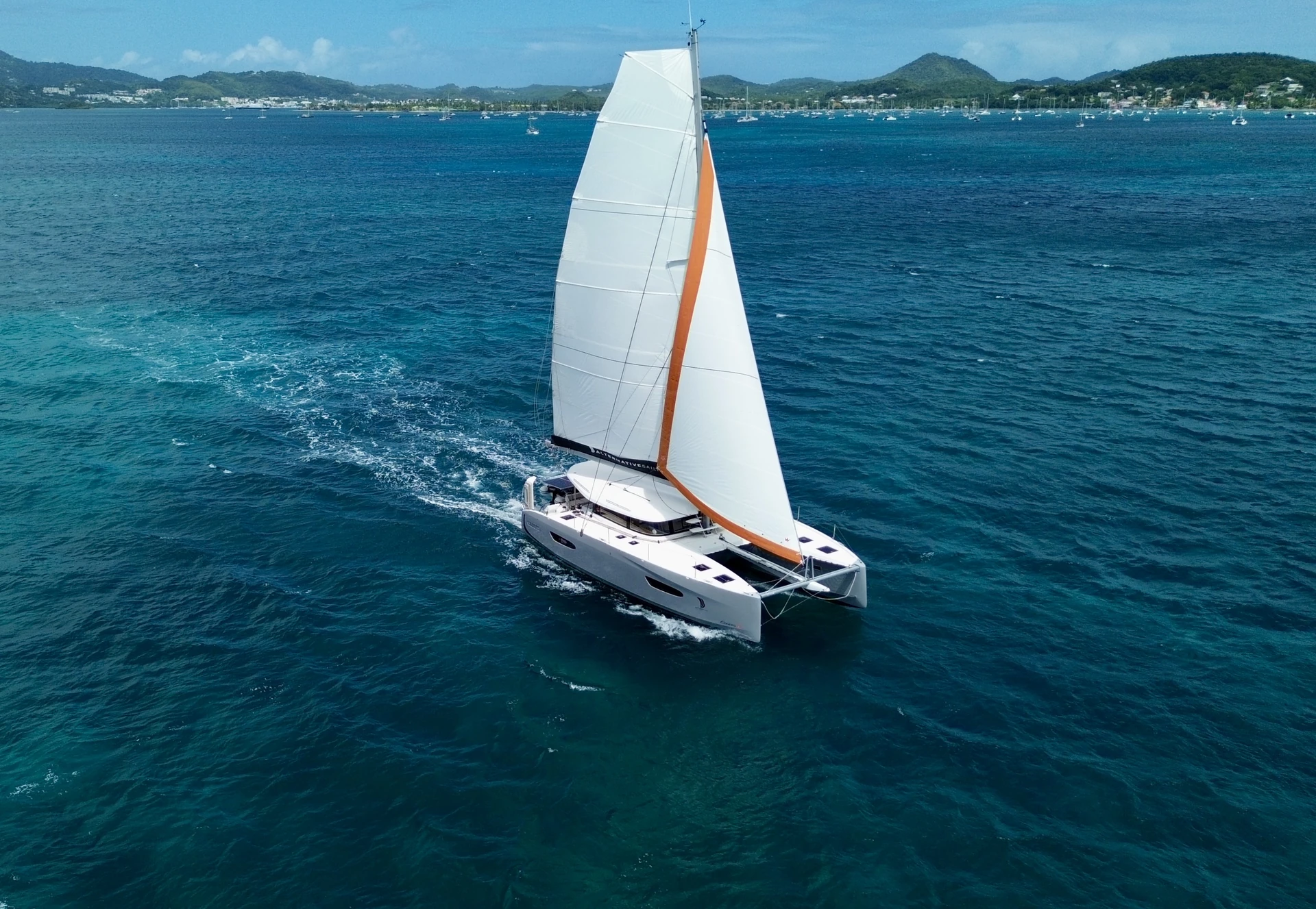 Trimaran en navigation près d’une côte