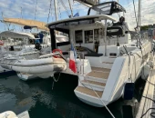 Catamaran amarré au port, vu depuis la poupe