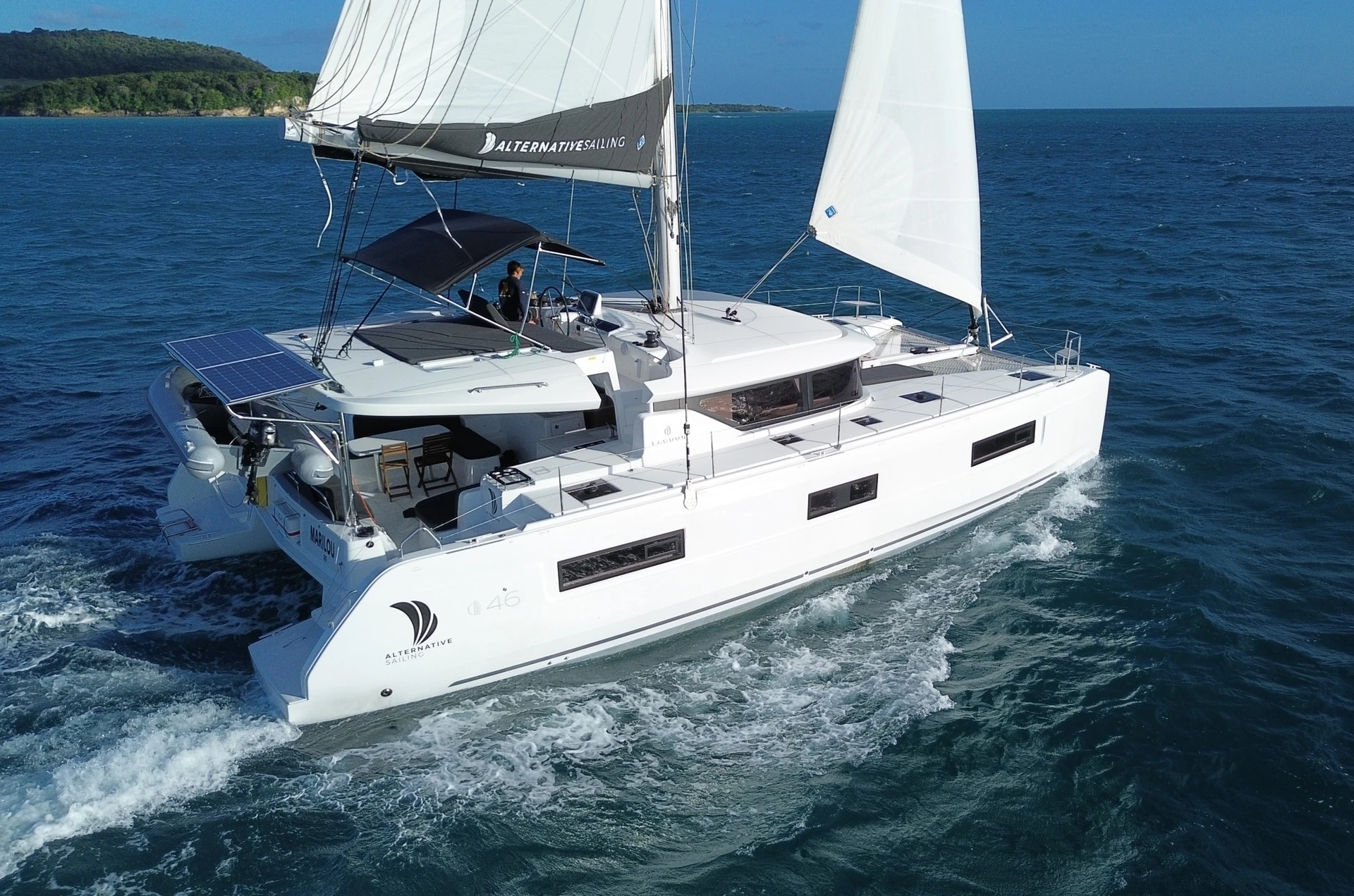 Catamaran sous voiles vu depuis sa poupe