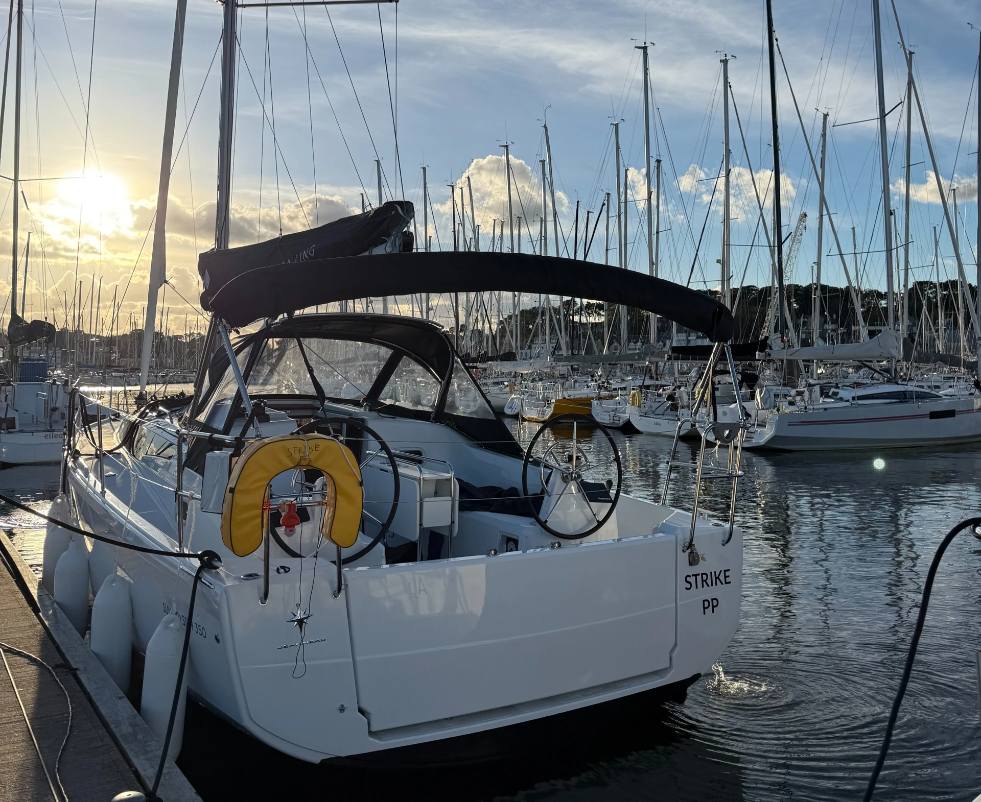 Voilier amarré au port au coucher du soleil